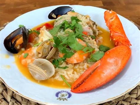  Arroz con Mariscos de Qinhuangdao: ¿Una Sinfonía Acuática de Sabores Frescos y Aromas Invitantes?