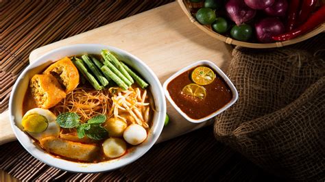  Laksa Penang: ¡Una explosión de sabores picantes y umami que te transportará a las calles de Malasia!