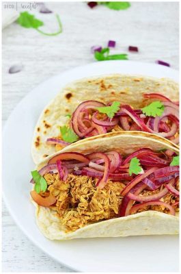  ¡El Cochinito Pibil: Una explosión de sabores yucatecos con un toque ahumado que te transportará a las playas del Caribe!