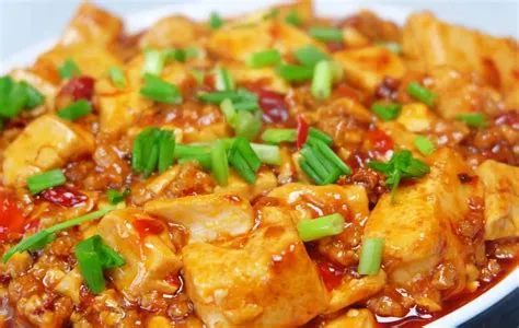  Mapo Tofu: ¡Un plato picante y satisfactorio que te transportará directamente a las calles de Chengdu!